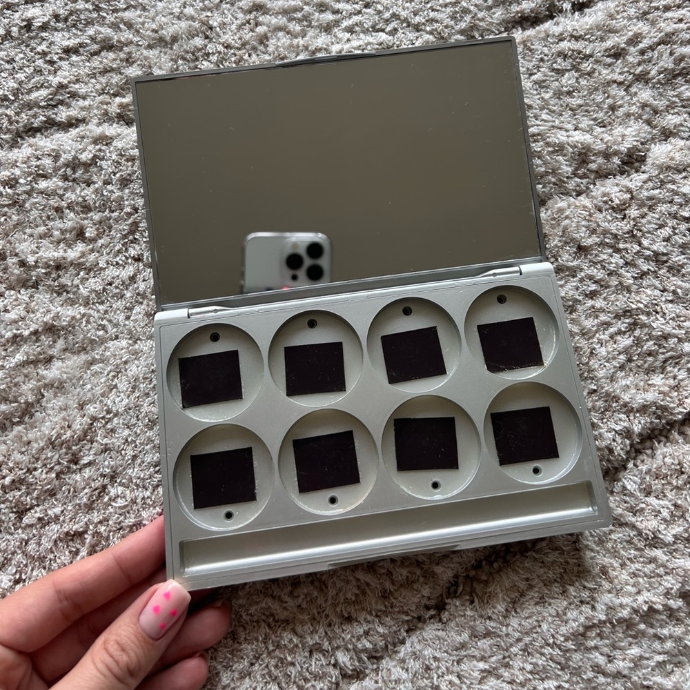 Professional Graftobian empty 8-well magnetic palette for eyeshadows